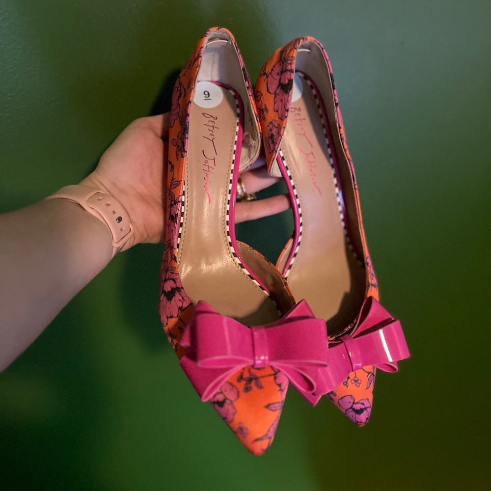 Betsey Johnson Floral Pumps Size 9 NEW! Bow heels, chic high heels, 3.5 in heels